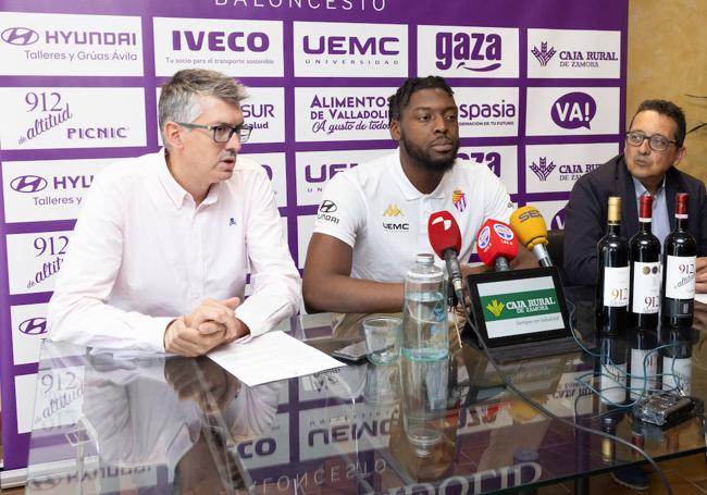 Quique Peral, a la izquierda, junto a Nwogbo y Ramón Zayas (Aspasia).