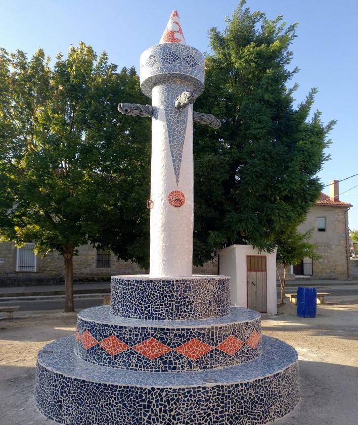 Imagen secundaria 2 - Mural de la una farmacia en una fachada, escultura de mujer en un olmo seco y rollo jurisdiccional de estilo modernista.