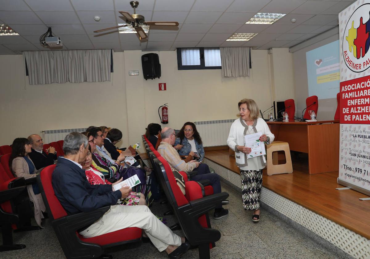 La presidenta, Milagros Carvajal, da la bienvenida en las jornadas celebradas este miércoles en el centro de La Puebla.