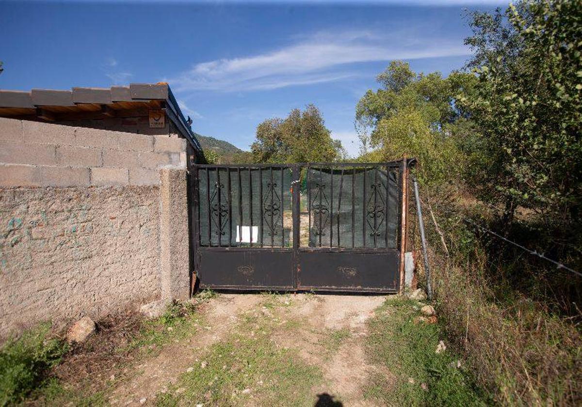 Acceso a la finca donde se encontró el cadáver del anciano en Sotillo de La Adrada.