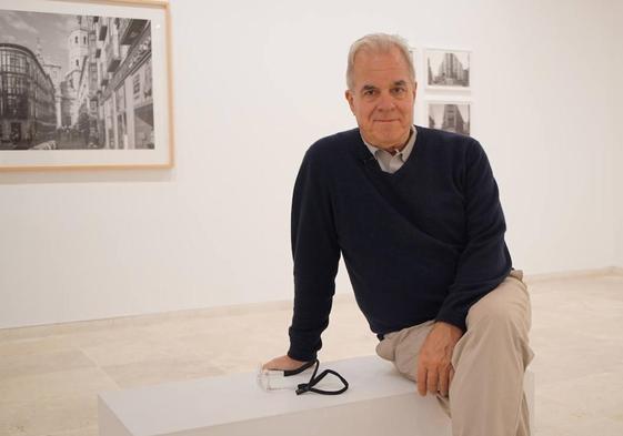 Manolo Laguillo, en una de las dos salas del Museo Patio Herreriano donde cuelga sus fotografías.