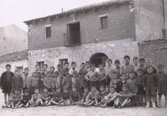 Un grupo de niños delante de la Casa Consistorial de Puente Duero en los años cincuenta.