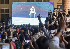 Reacción ante el aterrizaje de la misión Chandrayaan-3 en el polo sur de la Luna en la transmisión en vivo, en el Centro de Ciencia y Tecnología de Tamil Nadu.