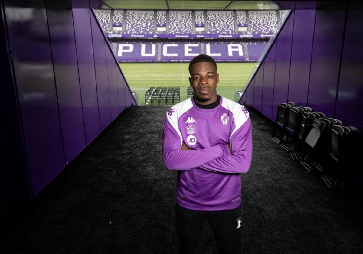 Iván Cédric Bikoue, este jueves en el túnel de vestuarios del estadio José Zorrilla.