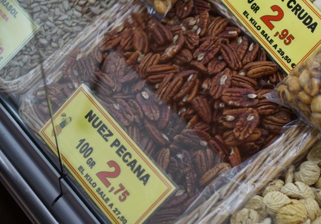 Nuez Pecana en el mostrado de 'Frutos secos Javier' en el Mercado del Campillo.