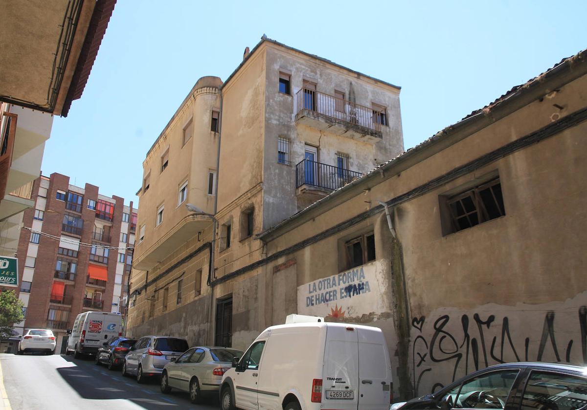 Edificios de la calle Antonio Machado que serán derribados durante las próximas semanas.