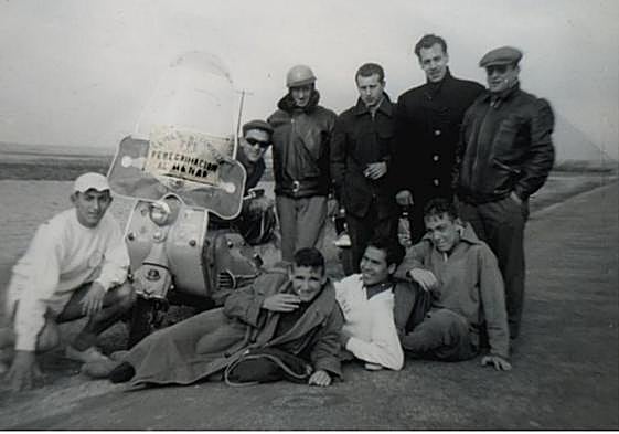 Lambrettistas y corredores en un alto del camino de la carrera, el 12 de octubre de 1960.