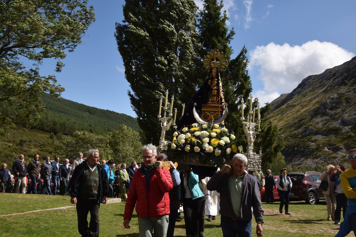 La romería de la Virgen del Brezo en Villafría de la Peña reúne a miles de fieles