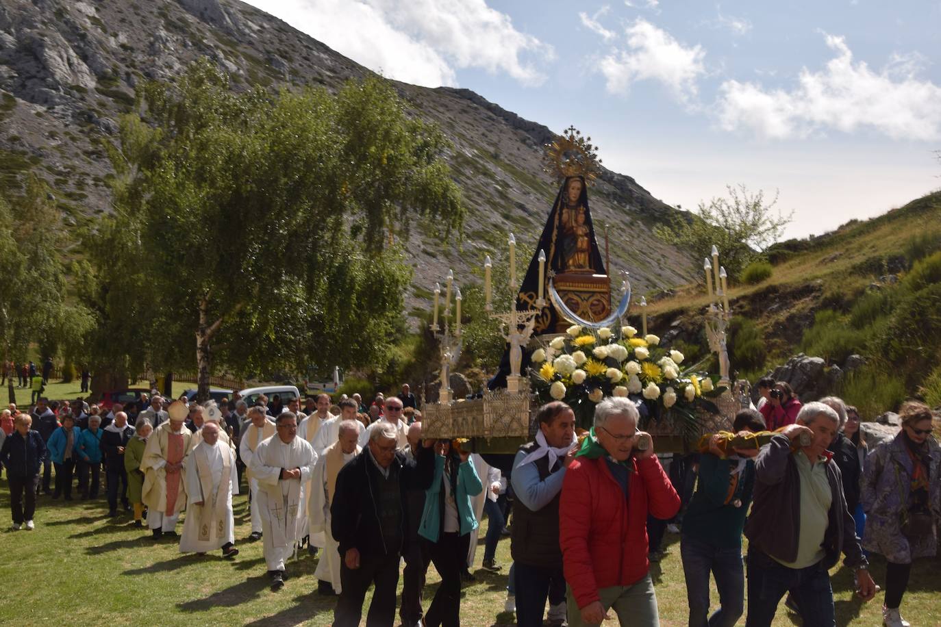 La romería de la Virgen del Brezo en Villafría de la Peña reúne a miles de fieles