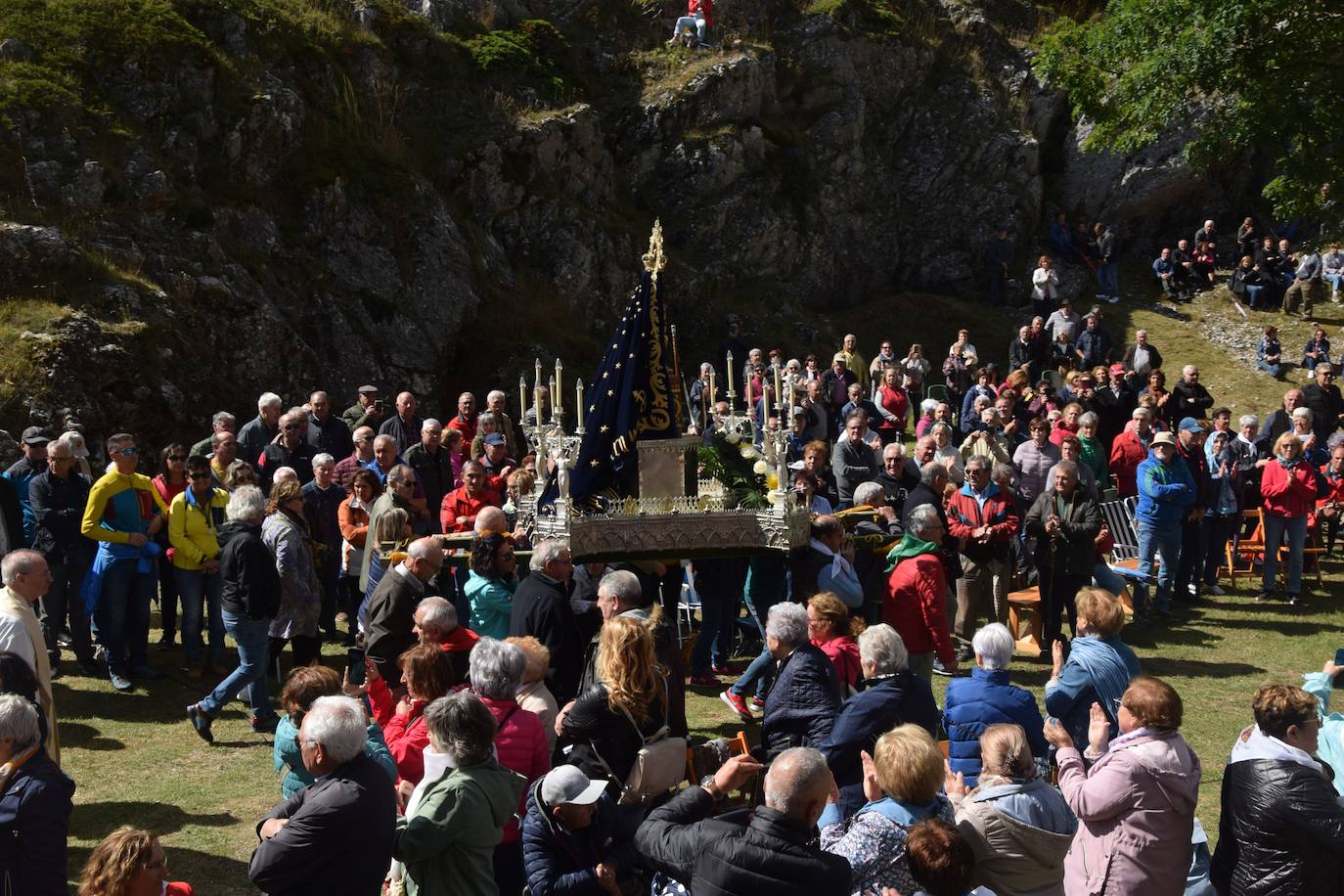 La romería de la Virgen del Brezo en Villafría de la Peña reúne a miles de fieles