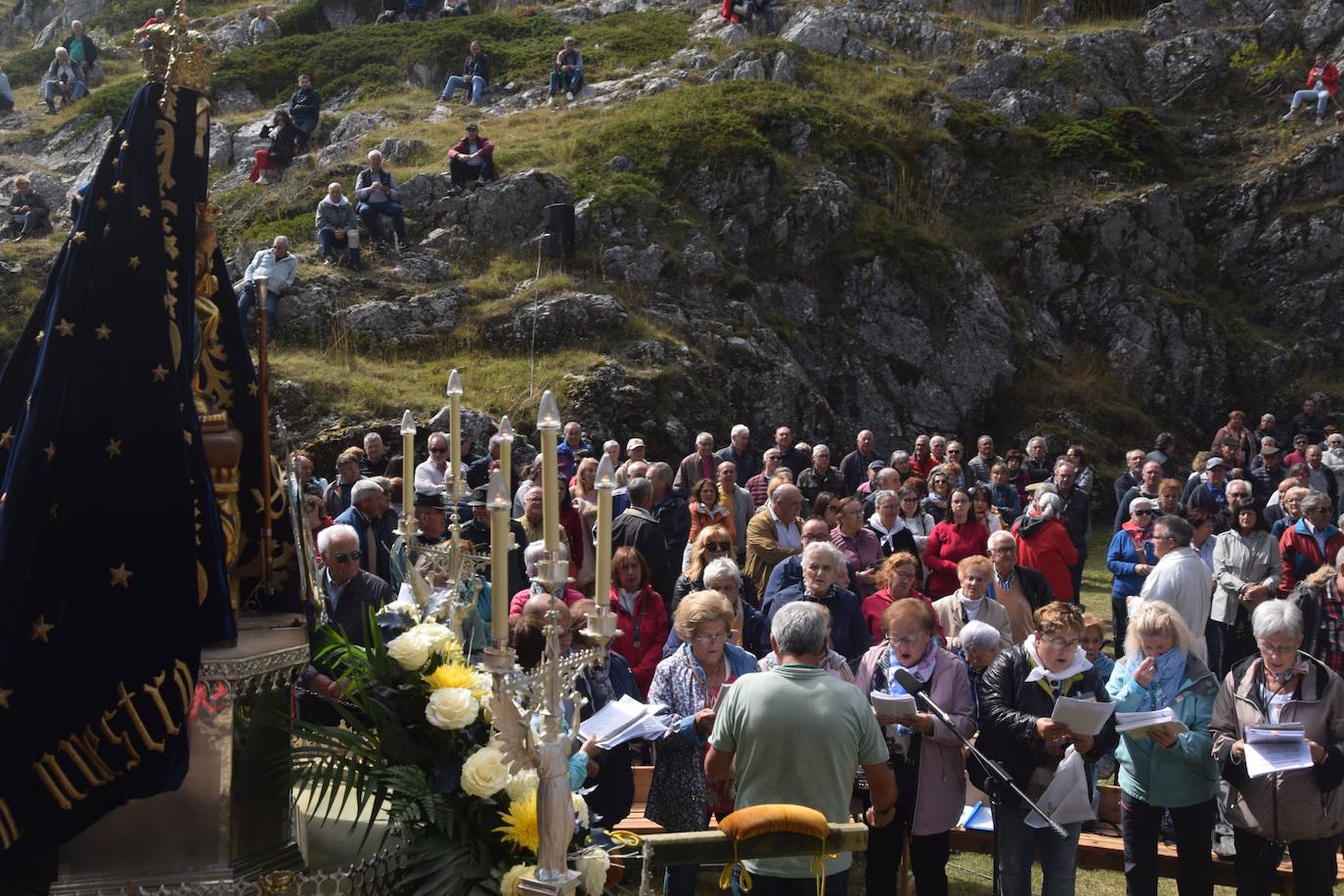 La romería de la Virgen del Brezo en Villafría de la Peña reúne a miles de fieles