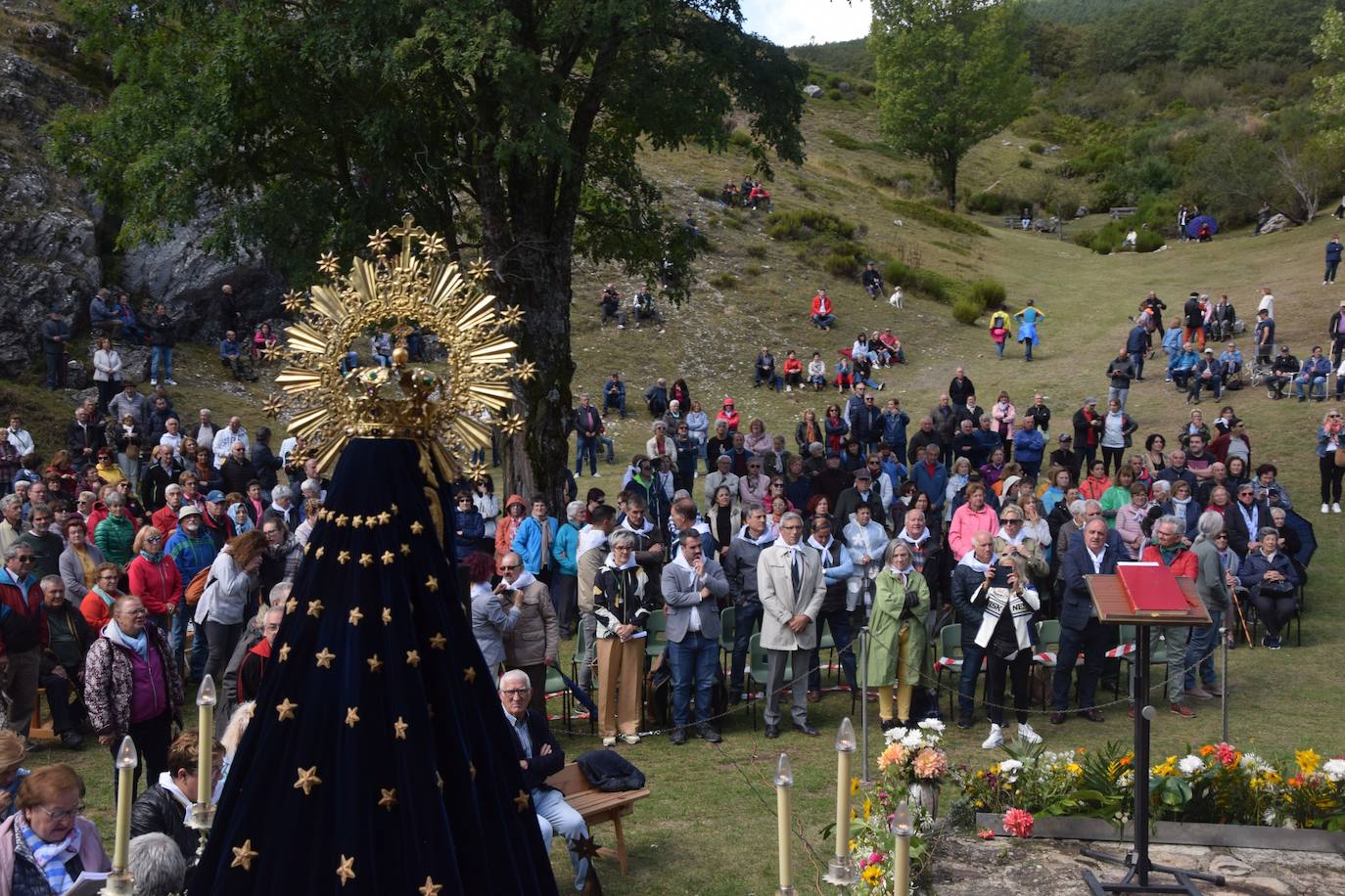 La romería de la Virgen del Brezo en Villafría de la Peña reúne a miles de fieles