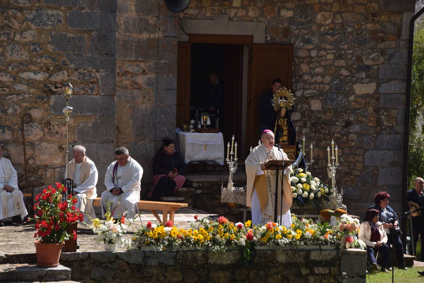 La romería de la Virgen del Brezo en Villafría de la Peña reúne a miles de fieles