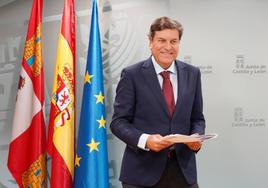 Carlos Fernández Carriedo, antes de comparecer ante los medios en la sala de prensa de Presidencia, junto a las banderas autonómica, española y europea.