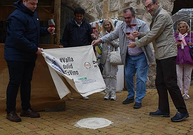 Momento en el que se descubre la placa