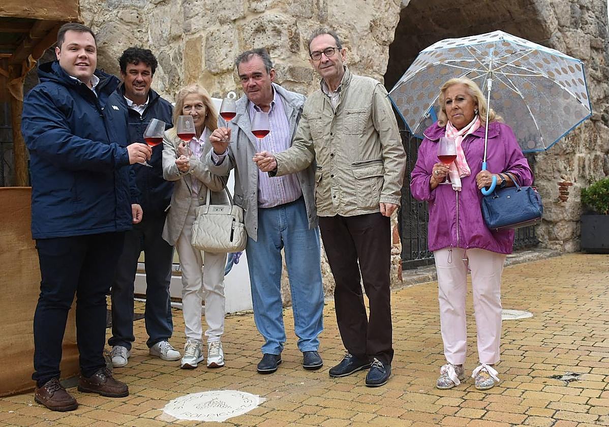 Un brindis tras el descubrimiento de la placa en el Paseo del Vino de Cigales