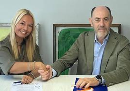 Eva Driessen, antigua líder del proyecto en Valladolid, y el presidente de Acor, Jesús Posadas durante la firma de compra de los terrenos en julio del año pasado.