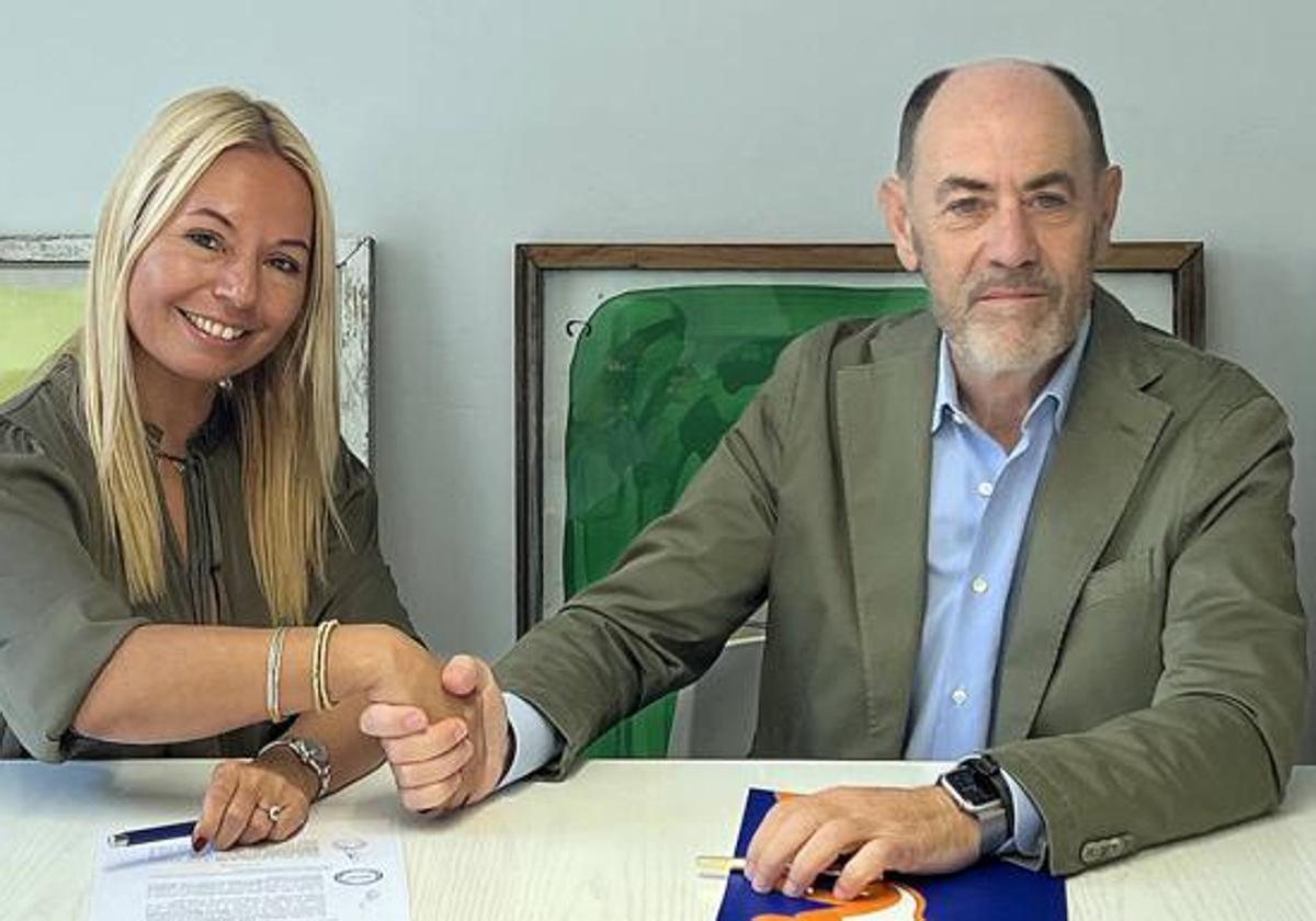 Eva Driessen, antigua líder del proyecto en Valladolid, y el presidente de Acor, Jesús Posadas durante la firma de compra de los terrenos en julio del año pasado.