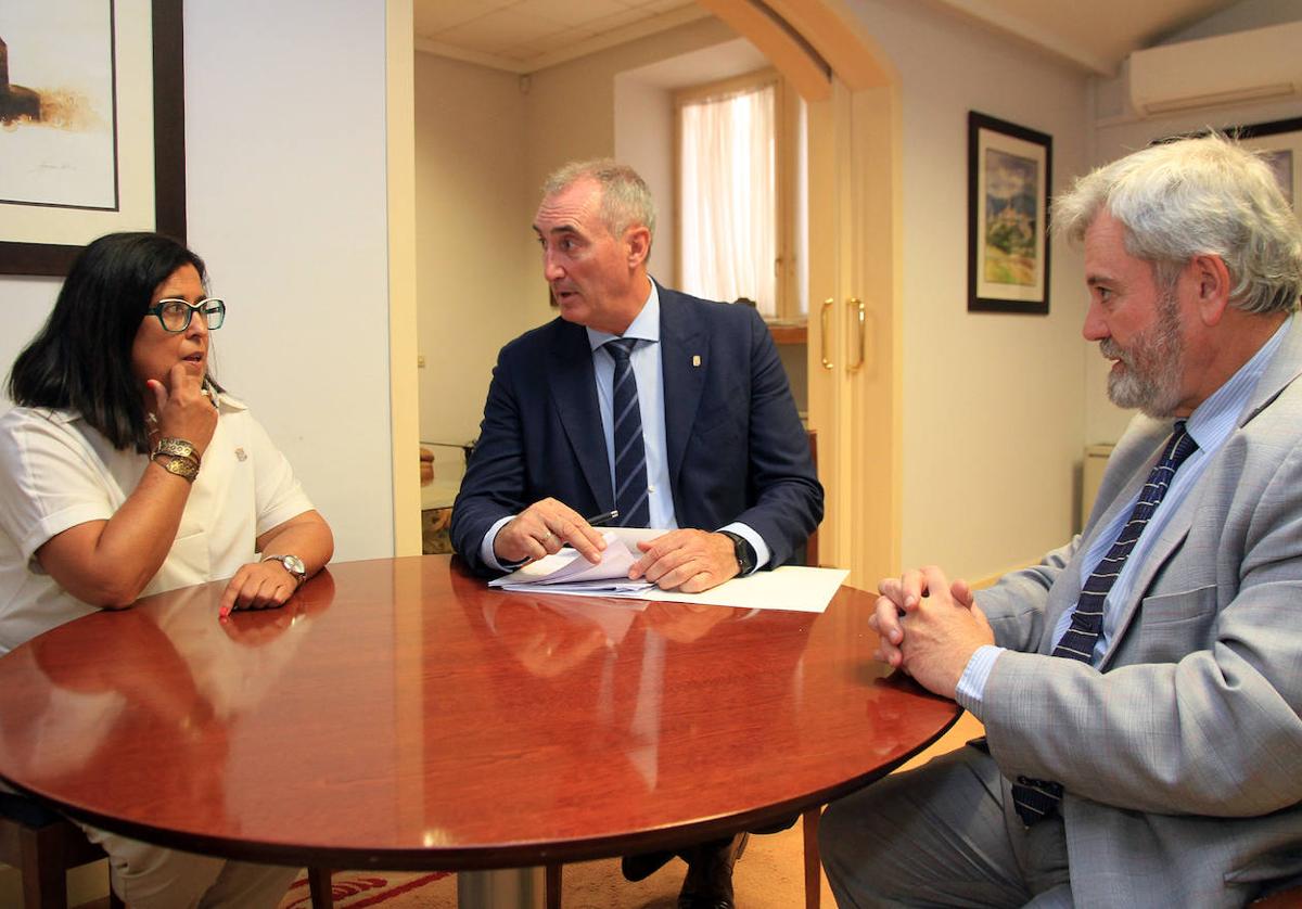 Rosalía Serrano, José Mazarías y Alejandro González-Salamanca, en el despacho del alcalde.