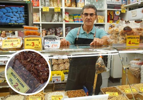 Javier Yazas en su puesto de frutos secos en el Mercado del Campillo.