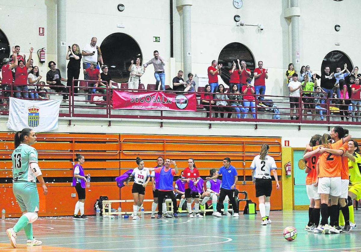 Las jugadoras del Segosala celebran uno de los tantos conseguidos ante el Rivas.
