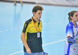 Sergio Escudero encamina el vestuario tras el partido entre el Aula y el Granollers.