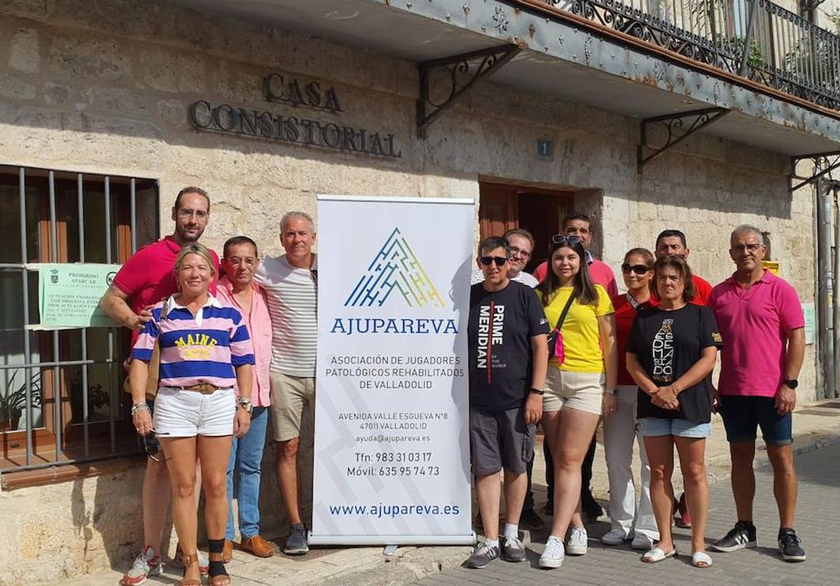 Acto de entrega del donativo por parte de la corporación al presidente de Ajupareva.