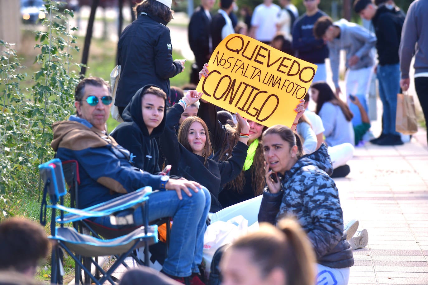 Decenas de jóvenes hacen cola para el concierto de Quevedo