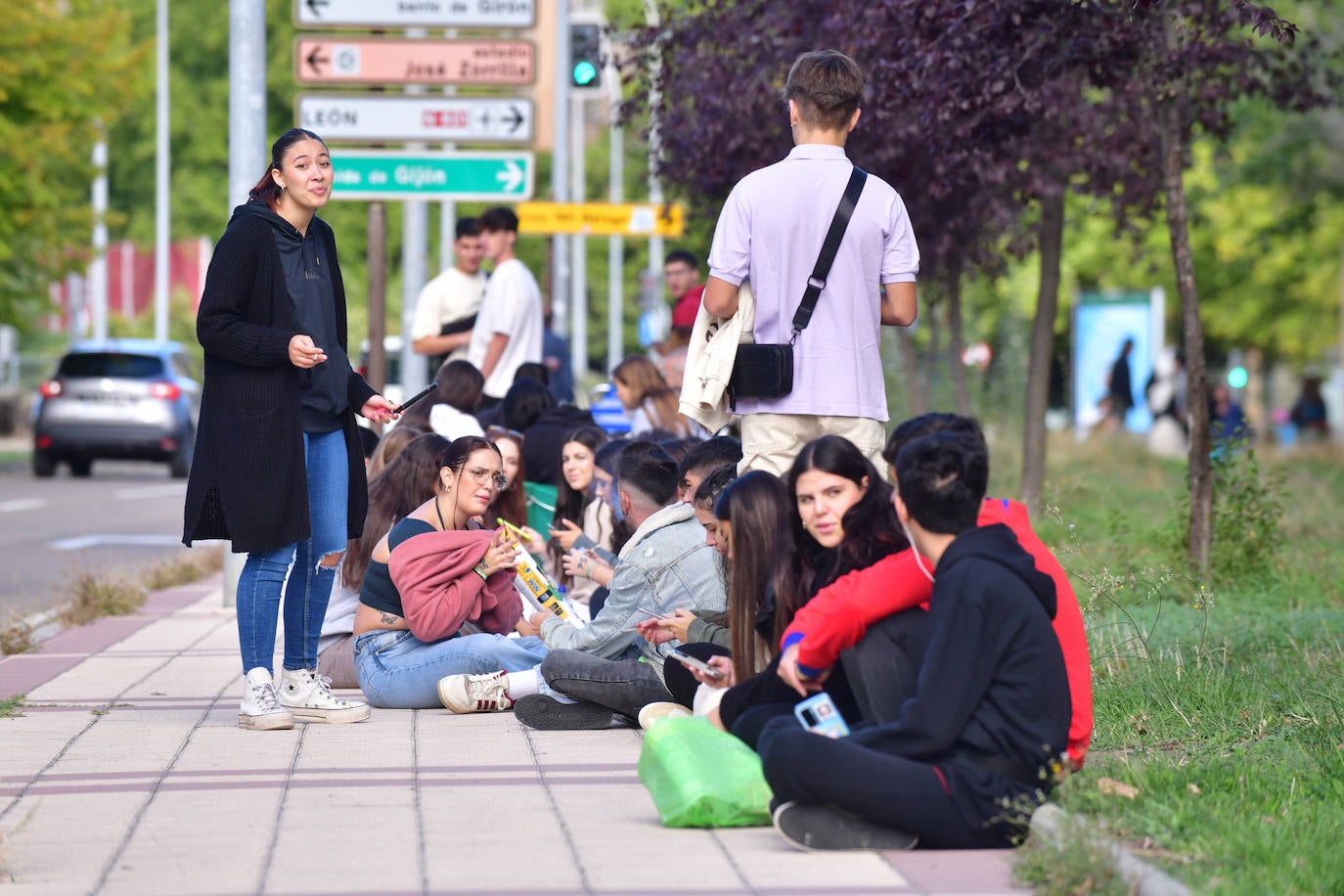 Decenas de jóvenes hacen cola para el concierto de Quevedo