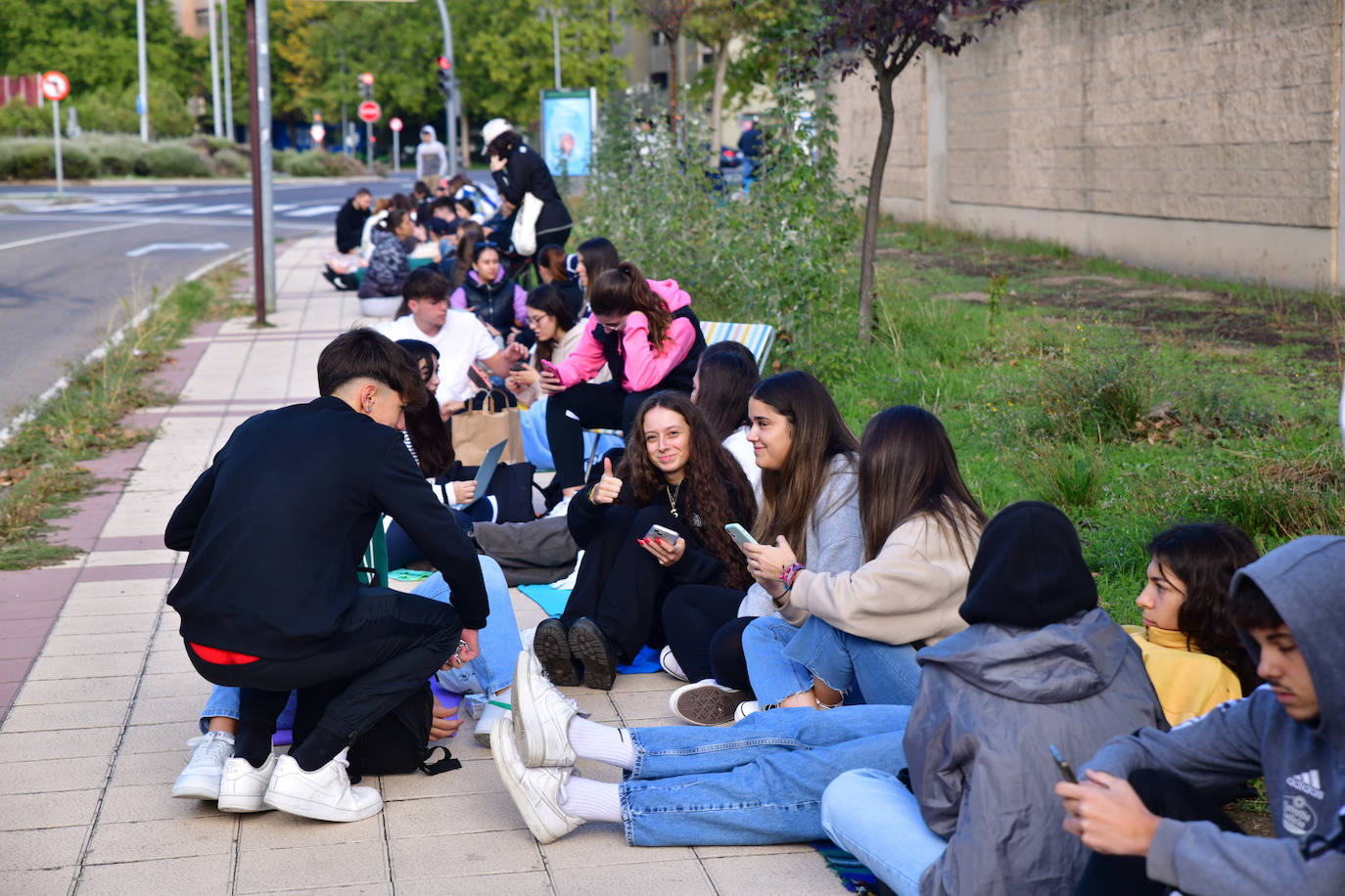 Decenas de jóvenes hacen cola para el concierto de Quevedo