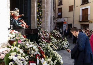 Cientos de vallisoletanos participan en la ofrenda floral a la Virgen de la Vera Cruz