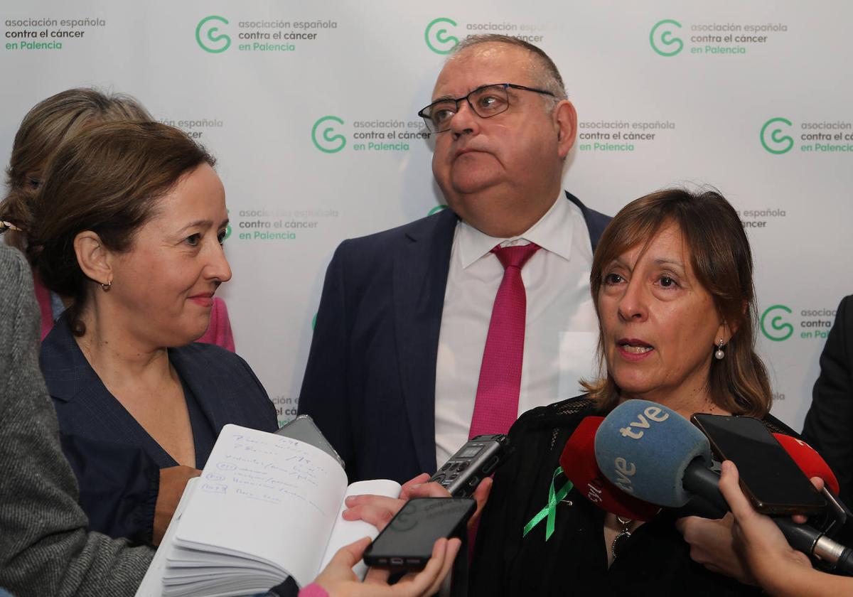 La presidenta de la asociación del cáncer, Rosa Andrés, junto a la presidenta del CSIC, Eloisa del Pino, y el consejero de Sanidad, Alejandro Vázquez.