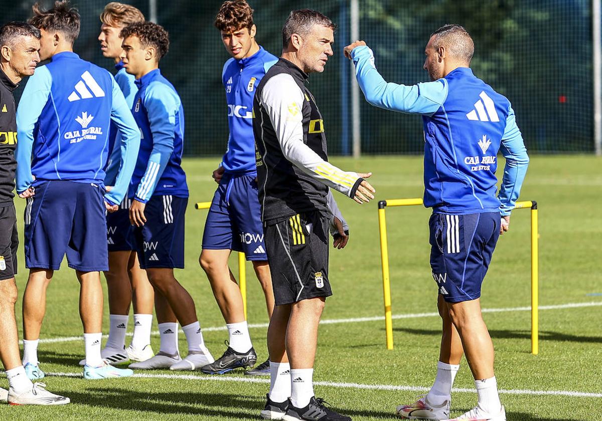 Luis Carrión habla con Santi Carzola en su primer entrenamiento como técnico del Real Oviedo.