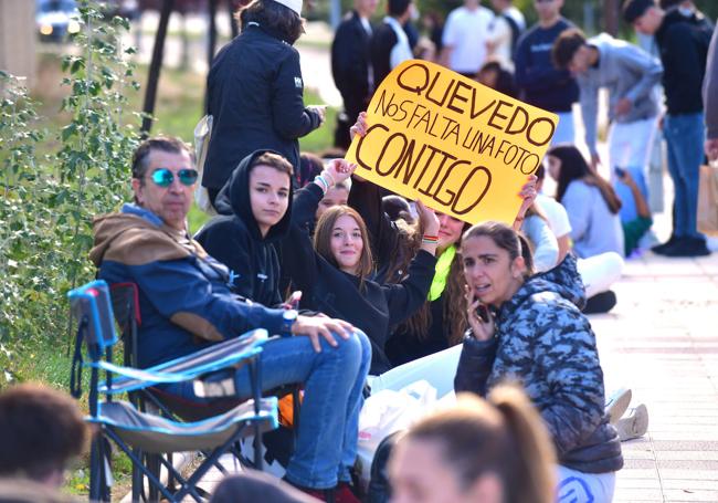 Muchos de los fans llevaban pancartas para su cantante favorito