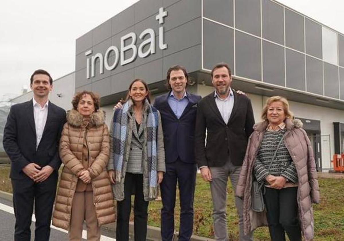 Óscar Puente, junto a Reyes Maroto y responsables de InoBat.