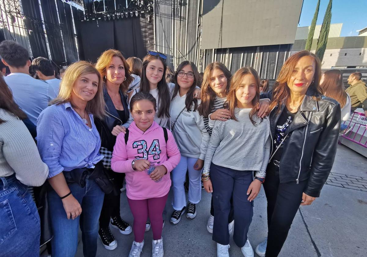 Nuria Muñoz, Nuria e Isabel Morejón, con sus hijas y amigas de éstas.