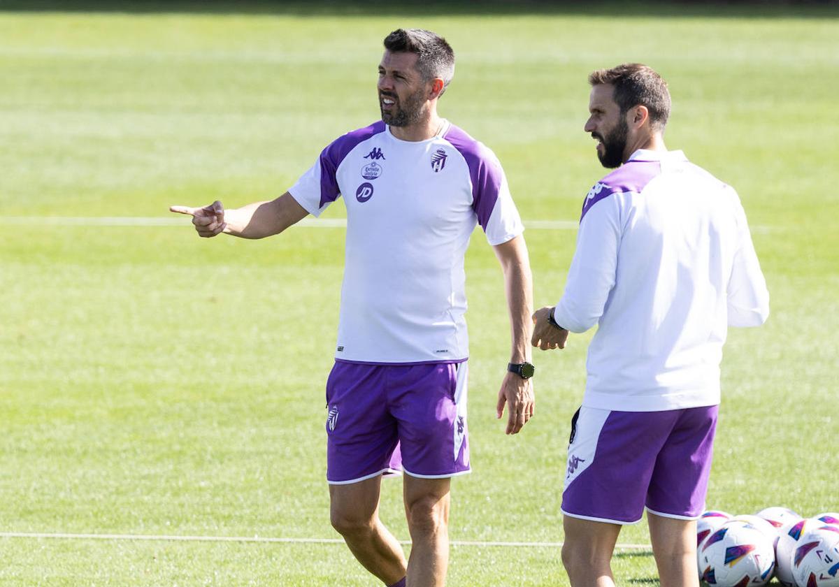 Pezzolano explica a Gonzalo Álvarez una acción del entrenamiento del martes.