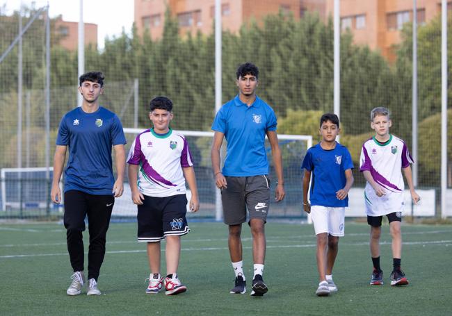 Zura, Irakli, Ilias, Zakaria y Nikita, en el campo de Canterac.