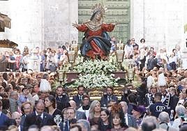 La Vera Cruz sale en procesión por la ciudad una vez coronada en la Catedral por el arzobispo.