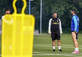 Borja Bastón habla con Luis Carrión y Domingo Cisma, durante el entrenamiento del viernes.