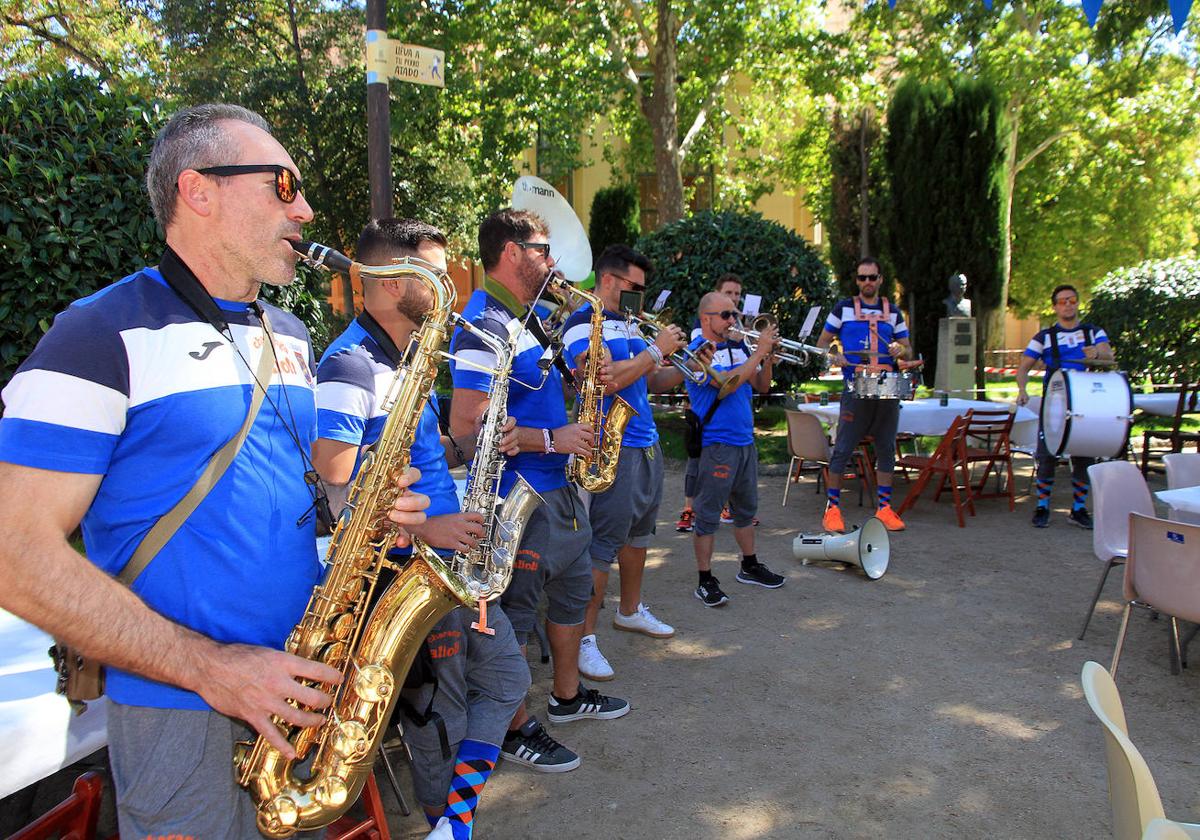 La charanga Alioli ameniza el vermú, este sábado en la plaza de la Merced.