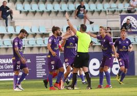 Los jugadores del Atlético Tordesillas reclaman una acción al árbitro en el partido frente al Palencia Cristo.