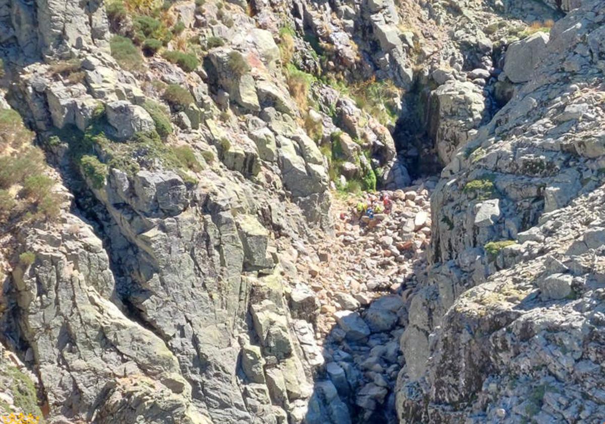Auxiliado un montañero herido al sufrir una caída en la garganta de Bohoyo