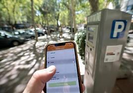 Un usuario se dispone a pagar por su estacionamiento a través de la aplicación.