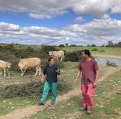 Así luchan contra «el bicho» una veterinaria y un ganadero salmantino