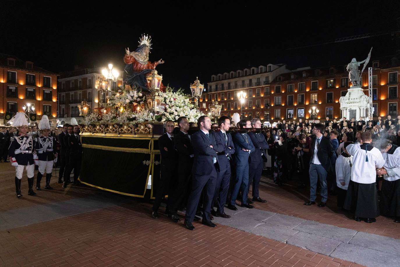 Procesión triunfal de la Santa Vera Cruz Coronada en Valladolid (II)