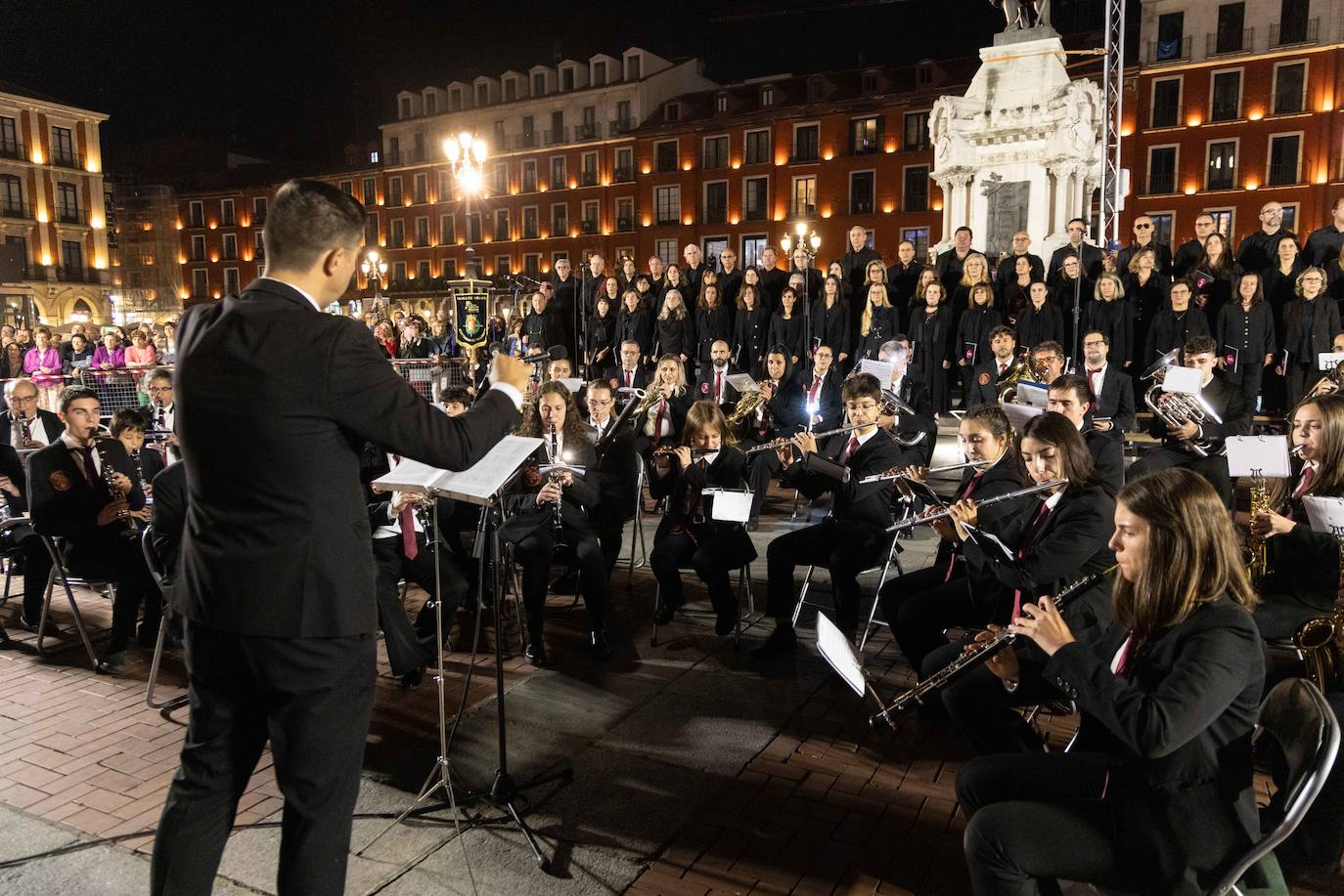 Procesión triunfal de la Santa Vera Cruz Coronada en Valladolid (II)