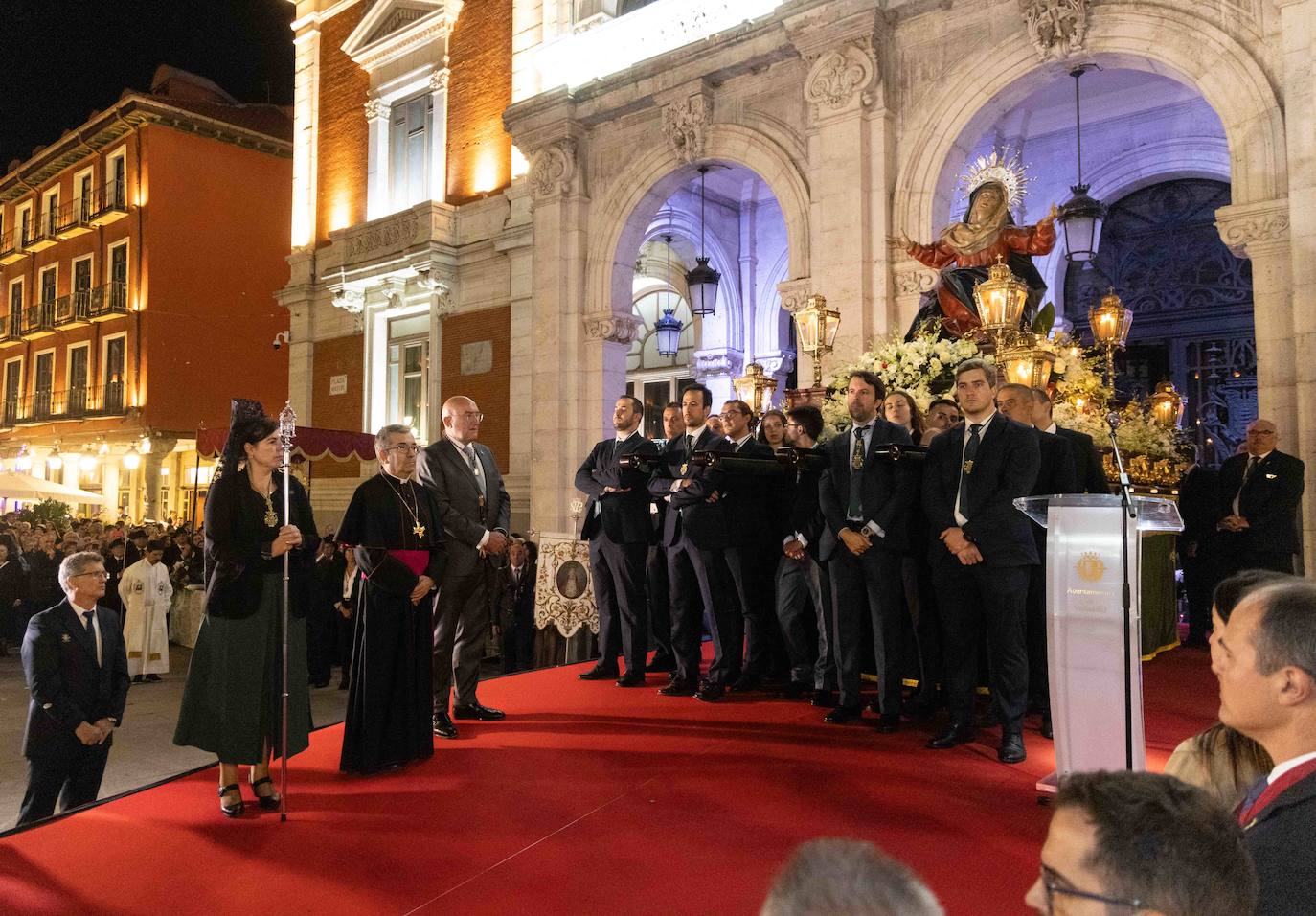 Procesión triunfal de la Santa Vera Cruz Coronada en Valladolid (II)