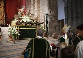 Valladolid corona a la Vera Cruz en la Catedral