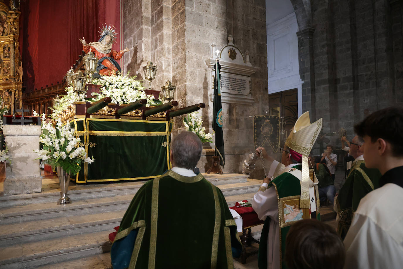 Valladolid corona a la Vera Cruz en la Catedral